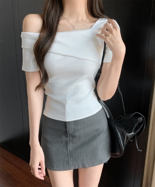 NANEA(ナネア)の「ワンショルダーアシンメトリーTシャツ(Tシャツ/カットソー・レディース・ホワイト/ブラック・SMALL/MEDIUM/LARGE)」の5枚目の写真