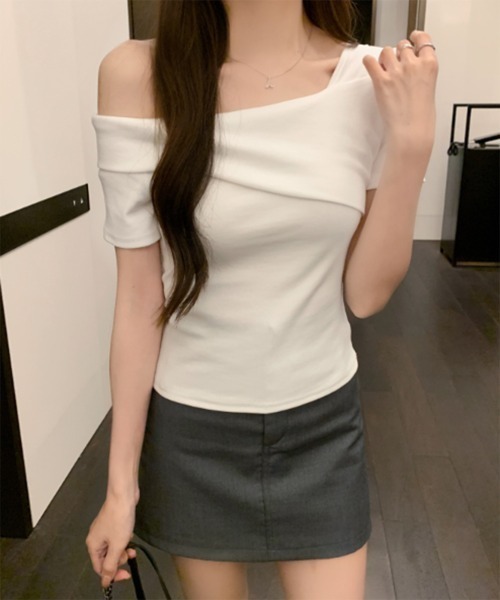NANEA(ナネア)の「ワンショルダーアシンメトリーTシャツ(Tシャツ/カットソー・レディース・ホワイト/ブラック・SMALL/MEDIUM/LARGE)」の3枚目の写真