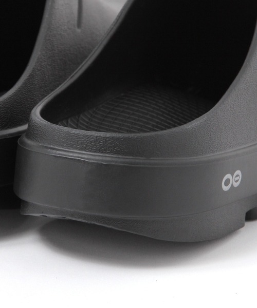 OOFOS(ウーフォス)の「OOFOS/OOcloog(その他シューズ・メンズ・ブラック・MEDIUM/SMALL)」の8枚目の写真