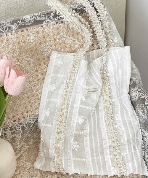 VIBGYOR(ヴィブジョー)の「Liaa/フリンジ お花 トートバッグ A18678(トートバッグ・レディース・ベージュ/ブラウン/ブルー・FREE)」の3枚目の写真