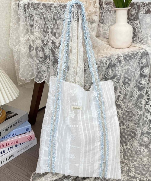 VIBGYOR(ヴィブジョー)の「Liaa/フリンジ お花 トートバッグ A18678(トートバッグ・レディース・ベージュ/ブラウン/ブルー・FREE)」の8枚目の写真