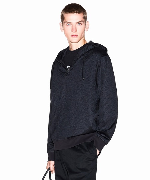 ARMANI EXCHANGE(アルマーニエクスチェンジ)の「【A|X アルマーニ エクスチェンジ】オールオーバージャカードロゴ ハーフジップ フーデッドスウェットシャツ(スウェット・メンズ・ブラック/グレイッシュベージュ・LARGE/X-LARGE/X-SMALL/SMALL/MEDIUM)」の2枚目の写真