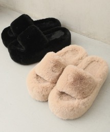 ファーサンダル」に該当するレディースのサンダル（ベージュ系