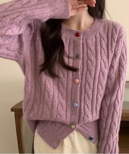 cammie(キャミー)の「ハートモチーフボタンケーブル編みニットカーディガン(カーディガン/ボレロ・レディース・ピンク/パープル・F)」の1枚目の写真