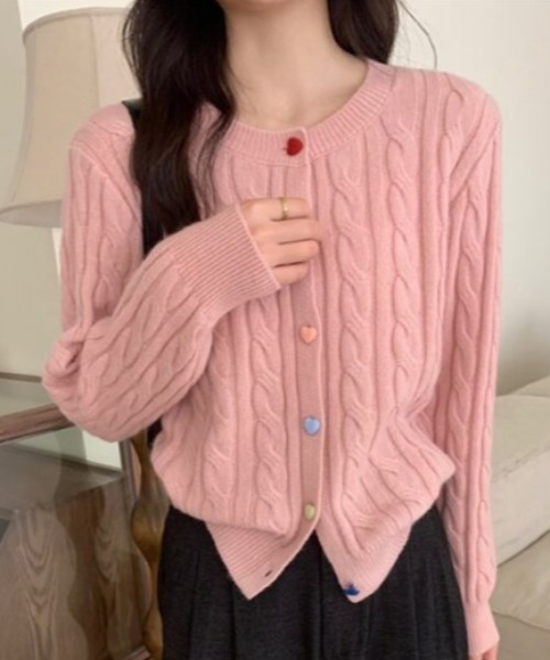 cammie(キャミー)の「ハートモチーフボタンケーブル編みニットカーディガン(カーディガン/ボレロ・レディース・ピンク/パープル・F)」の2枚目の写真
