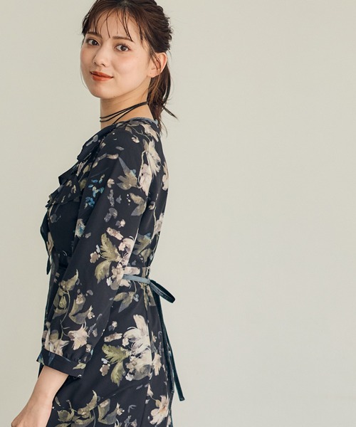 12Twelve Agenda(トゥエルブ アジェンダ)の「フリルネックパイピング花柄ワンピース(ワンピース・レディース・ブラック/オフホワイト・M)」の6枚目の写真