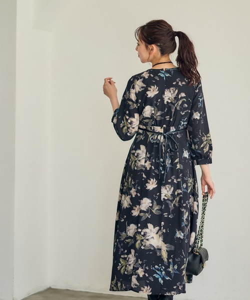 12Twelve Agenda(トゥエルブ アジェンダ)の「フリルネックパイピング花柄ワンピース(ワンピース・レディース・ブラック/オフホワイト・M)」の5枚目の写真