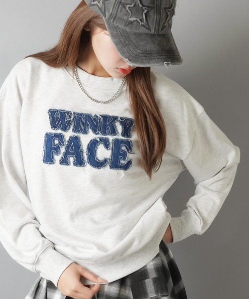 SPINNS（スピンズ）の「ゆるっと着るだけで今っぽ☆デニムロゴが映えるビッグスウェット（スウェット・レディース・オートミール/チャコール/アイボリー/レッド/ブラウン・ONESIZE）」の4枚目の写真