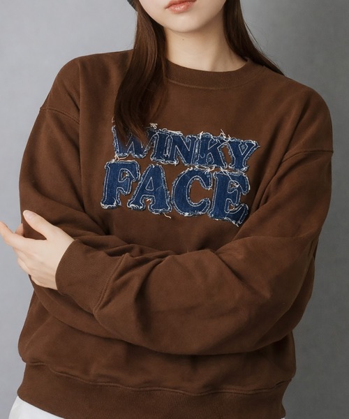 SPINNS（スピンズ）の「ゆるっと着るだけで今っぽ☆デニムロゴが映えるビッグスウェット（スウェット・レディース・オートミール/チャコール/アイボリー/レッド/ブラウン・ONESIZE）」の3枚目の写真