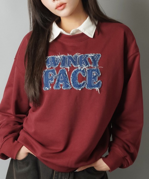 SPINNS（スピンズ）の「ゆるっと着るだけで今っぽ☆デニムロゴが映えるビッグスウェット（スウェット・レディース・オートミール/チャコール/アイボリー/レッド/ブラウン・ONESIZE）」の5枚目の写真