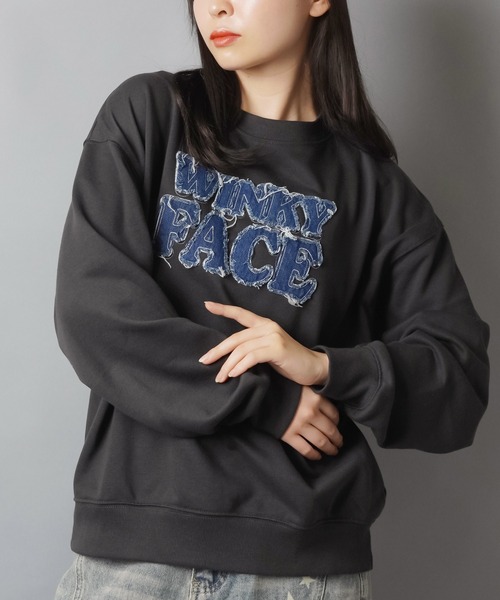 SPINNS（スピンズ）の「ゆるっと着るだけで今っぽ☆デニムロゴが映えるビッグスウェット（スウェット・レディース・オートミール/チャコール/アイボリー/レッド/ブラウン・ONESIZE）」の2枚目の写真