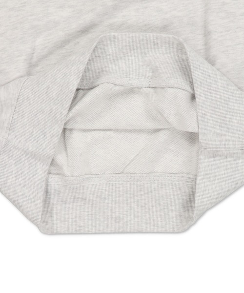 SPINNS（スピンズ）の「ゆるっと着るだけで今っぽ☆デニムロゴが映えるビッグスウェット（スウェット・レディース・オートミール/チャコール/アイボリー/レッド/ブラウン・ONESIZE）」の9枚目の写真