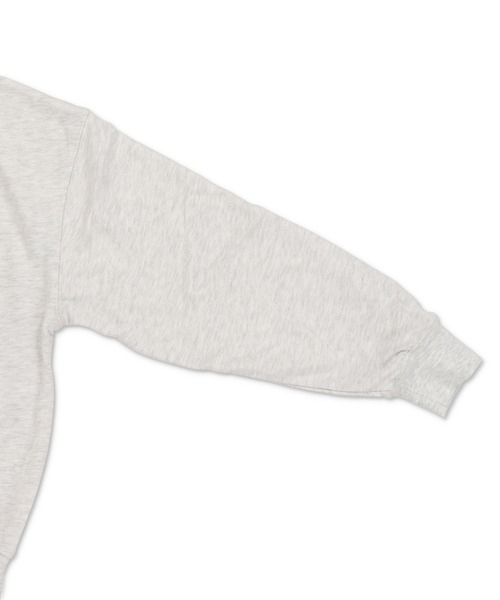 SPINNS（スピンズ）の「ゆるっと着るだけで今っぽ☆デニムロゴが映えるビッグスウェット（スウェット・レディース・オートミール/チャコール/アイボリー/レッド/ブラウン・ONESIZE）」の8枚目の写真