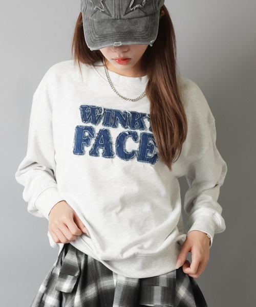 SPINNS（スピンズ）の「ゆるっと着るだけで今っぽ☆デニムロゴが映えるビッグスウェット（スウェット・レディース・オートミール/チャコール/アイボリー/レッド/ブラウン・ONESIZE）」の10枚目の写真