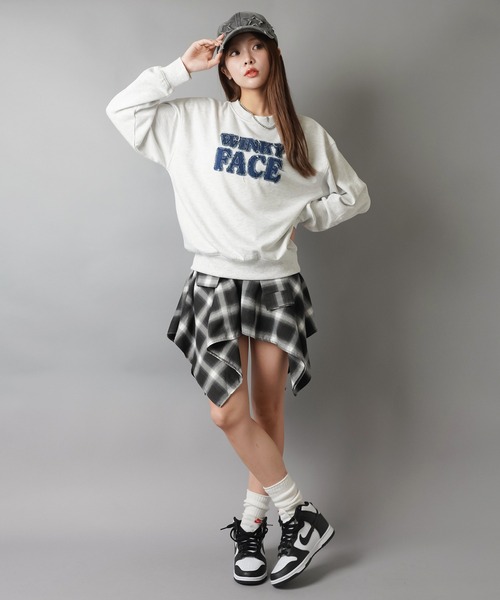 SPINNS（スピンズ）の「ゆるっと着るだけで今っぽ☆デニムロゴが映えるビッグスウェット（スウェット・レディース・オートミール/チャコール/アイボリー/レッド/ブラウン・ONESIZE）」の15枚目の写真