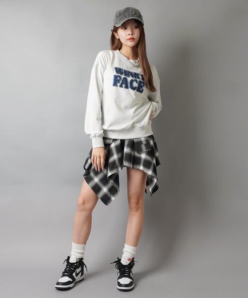 SPINNS（スピンズ）の「ゆるっと着るだけで今っぽ☆デニムロゴが映えるビッグスウェット（スウェット・レディース・オートミール/チャコール/アイボリー/レッド/ブラウン・ONESIZE）」の16枚目の写真