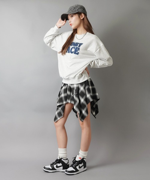 SPINNS（スピンズ）の「ゆるっと着るだけで今っぽ☆デニムロゴが映えるビッグスウェット（スウェット・レディース・オートミール/チャコール/アイボリー/レッド/ブラウン・ONESIZE）」の17枚目の写真