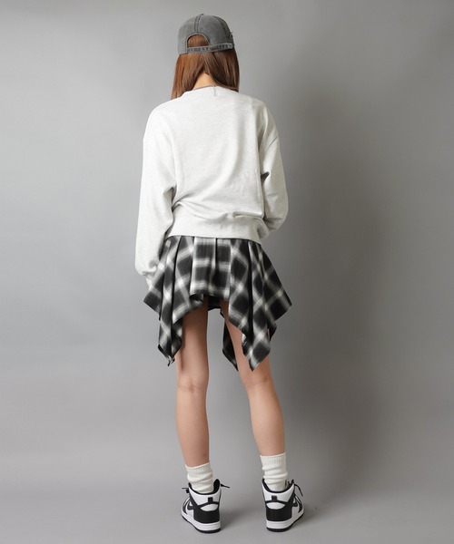 SPINNS（スピンズ）の「ゆるっと着るだけで今っぽ☆デニムロゴが映えるビッグスウェット（スウェット・レディース・オートミール/チャコール/アイボリー/レッド/ブラウン・ONESIZE）」の18枚目の写真