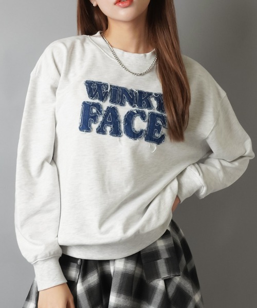 SPINNS（スピンズ）の「ゆるっと着るだけで今っぽ☆デニムロゴが映えるビッグスウェット（スウェット・レディース・オートミール/チャコール/アイボリー/レッド/ブラウン・ONESIZE）」の11枚目の写真