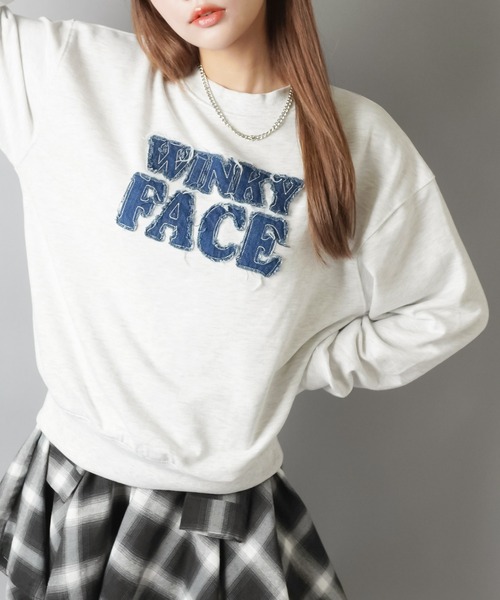 SPINNS（スピンズ）の「ゆるっと着るだけで今っぽ☆デニムロゴが映えるビッグスウェット（スウェット・レディース・オートミール/チャコール/アイボリー/レッド/ブラウン・ONESIZE）」の12枚目の写真