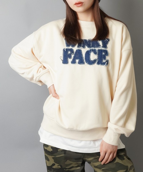 SPINNS（スピンズ）の「ゆるっと着るだけで今っぽ☆デニムロゴが映えるビッグスウェット（スウェット・レディース・オートミール/チャコール/アイボリー/レッド/ブラウン・ONESIZE）」の20枚目の写真