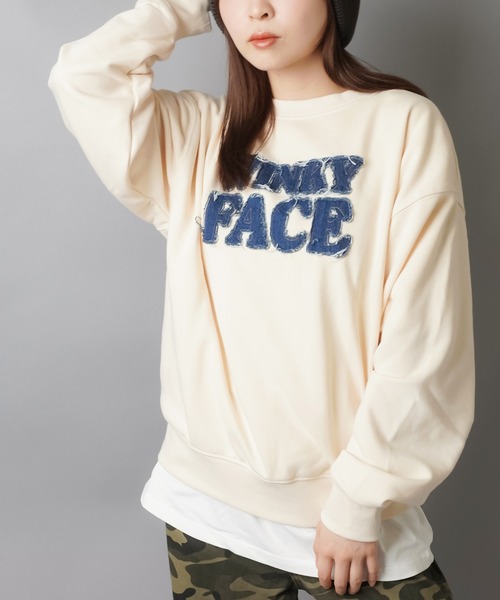 SPINNS（スピンズ）の「ゆるっと着るだけで今っぽ☆デニムロゴが映えるビッグスウェット（スウェット・レディース・オートミール/チャコール/アイボリー/レッド/ブラウン・ONESIZE）」の22枚目の写真