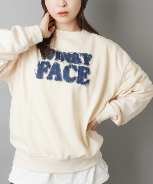 SPINNS（スピンズ）の「ゆるっと着るだけで今っぽ☆デニムロゴが映えるビッグスウェット（スウェット・レディース・オートミール/チャコール/アイボリー/レッド/ブラウン・ONESIZE）」の21枚目の写真