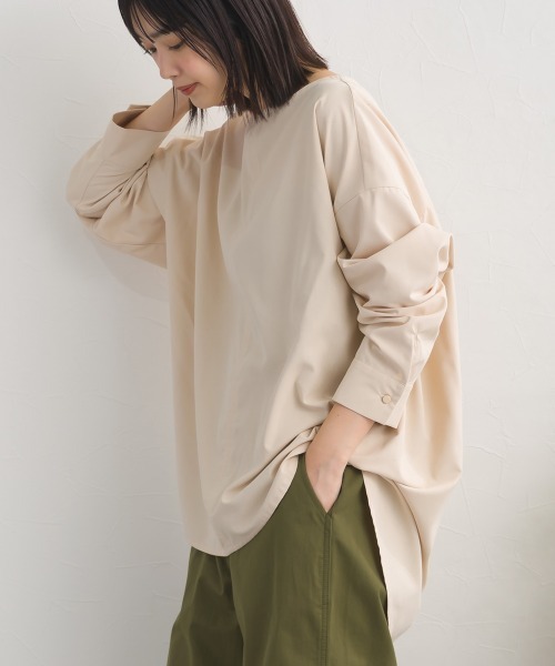 OMNES(オムネス)の「テックコットンクルーネック裾ラウンドブラウス(シャツ/ブラウス・レディース・ホワイト/ブラック/ベージュ/イエロー/グリーン/ブルー系その他/ネイビー系・FREE)」の4枚目の写真