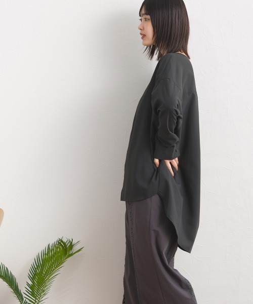 OMNES(オムネス)の「テックコットンクルーネック裾ラウンドブラウス(シャツ/ブラウス・レディース・ホワイト/ブラック/ベージュ/イエロー/グリーン/ブルー系その他/ネイビー系・FREE)」の16枚目の写真