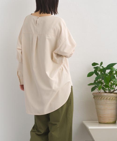 OMNES(オムネス)の「テックコットンクルーネック裾ラウンドブラウス(シャツ/ブラウス・レディース・ホワイト/ブラック/ベージュ/イエロー/グリーン/ブルー系その他/ネイビー系・FREE)」の20枚目の写真