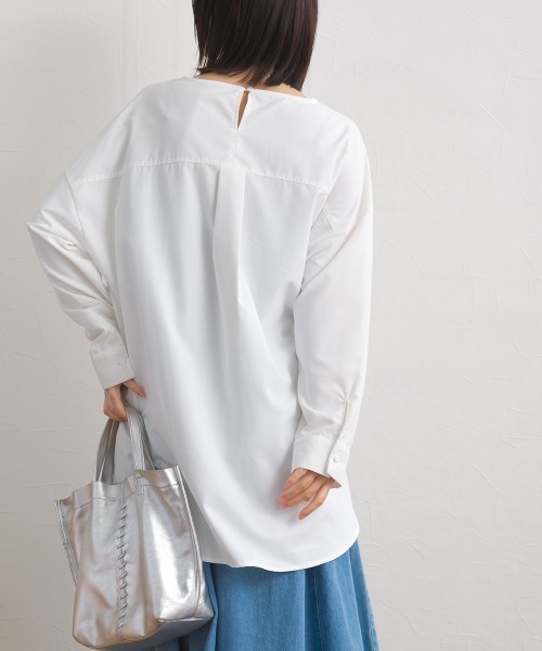 OMNES(オムネス)の「テックコットンクルーネック裾ラウンドブラウス(シャツ/ブラウス・レディース・ホワイト/ブラック/ベージュ/イエロー/グリーン/ブルー系その他/ネイビー系・FREE)」の10枚目の写真