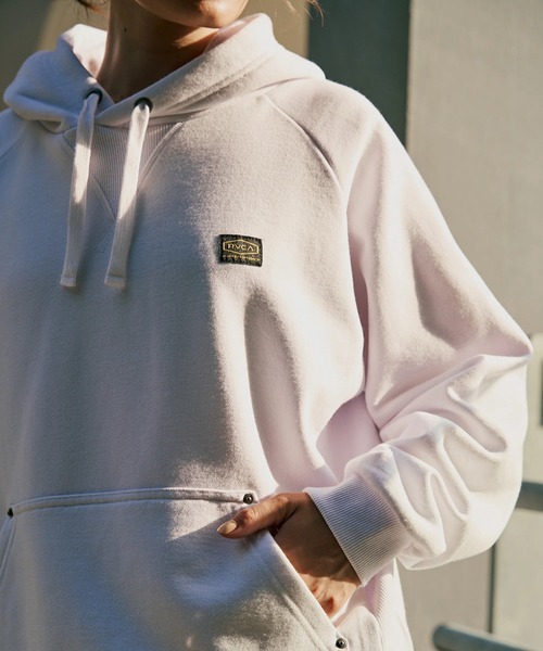 RVCA(ルーカ)の「RVCA レディース RECESSION HOODIE パーカー 【2025年秋冬モデル】 @autumn/ルーカプルオーバーパーカー・フーディー(パーカー・レディース・ホワイト/ブラック/ブルー系その他・SMALL/MEDIUM)」の2枚目の写真