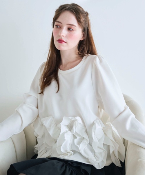 M y u(ミュー)の「裾フリルフラワー 長袖TOPS(Tシャツ/カットソー・レディース・ブラック/ホワイト・FREE)」の2枚目の写真