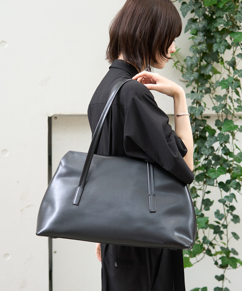 Rouge vif（ルージュヴィフ）の「【MAESTOSO/マエストソ】AURORA TOTE ポーチ付きレーザートートバッグ（トートバッグ・レディース・ブラック/チョコ・フリー）」の3枚目の写真