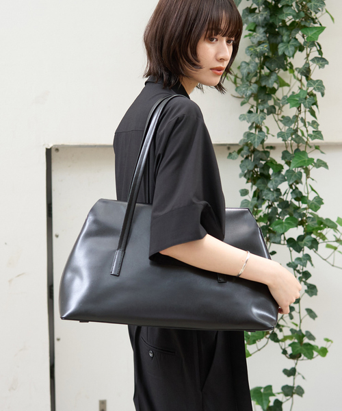 Rouge vif（ルージュヴィフ）の「【MAESTOSO/マエストソ】AURORA TOTE ポーチ付きレーザートートバッグ（トートバッグ・レディース・ブラック/チョコ・フリー）」の4枚目の写真
