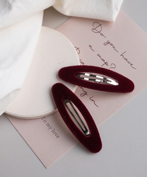 Bambin（ボンバン）の「【 Bambin / ボンバン 】 ベロア調 シンプル パッチン ヘアピン ≪2個セット≫（ヘアピン・キッズ・ブラック/レッド/ブラック系その他/レッド系その他・FREE）」の4枚目の写真