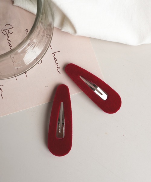 Bambin（ボンバン）の「【 Bambin / ボンバン 】 ベロア調 シンプル パッチン ヘアピン ≪2個セット≫（ヘアピン・キッズ・ブラック/レッド/ブラック系その他/レッド系その他・FREE）」の3枚目の写真