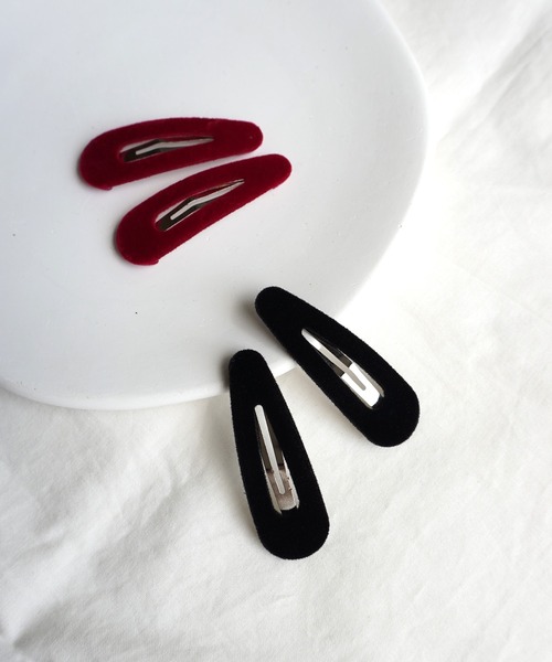 Bambin（ボンバン）の「【 Bambin / ボンバン 】 ベロア調 シンプル パッチン ヘアピン ≪2個セット≫（ヘアピン・キッズ・ブラック/レッド/ブラック系その他/レッド系その他・FREE）」の2枚目の写真