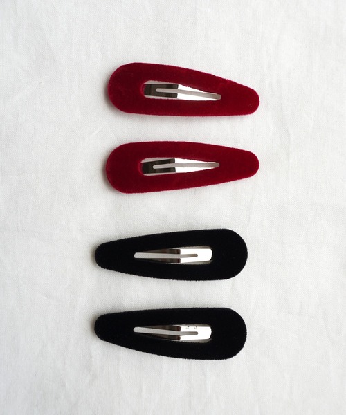Bambin（ボンバン）の「【 Bambin / ボンバン 】 ベロア調 シンプル パッチン ヘアピン ≪2個セット≫（ヘアピン・キッズ・ブラック/レッド/ブラック系その他/レッド系その他・FREE）」の6枚目の写真