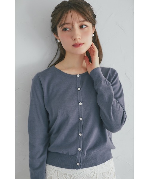tocco closet(トッコ クローゼット)の「フラワービジュー釦ニットカーディガン(カーディガン/ボレロ・レディース・サファリグリーン/グレー/ピンク/チャコール・M)」の1枚目の写真