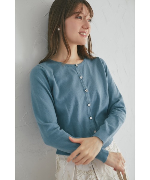 tocco closet(トッコ クローゼット)の「フラワービジュー釦ニットカーディガン(カーディガン/ボレロ・レディース・サファリグリーン/グレー/ピンク/チャコール・M)」の3枚目の写真