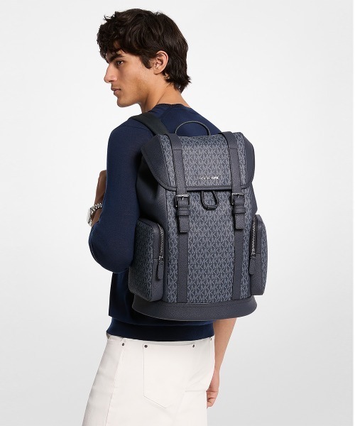 MICHAEL KORS（マイケルコース）の「HUDSON バックパック - MKシグネチャー（バックパック/リュック・メンズ・ブルー系・FREE）」の2枚目の写真