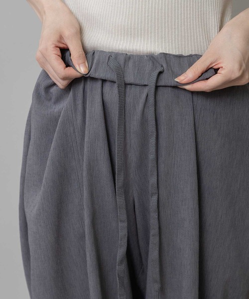 Munich（ミューニック）の「【UVカット】【防シワ】【ウォッシャブル】ストレッチサップバレルパンツ（その他パンツ・レディース・グレー/モカ/ブラック・M/S/XS）」の15枚目の写真