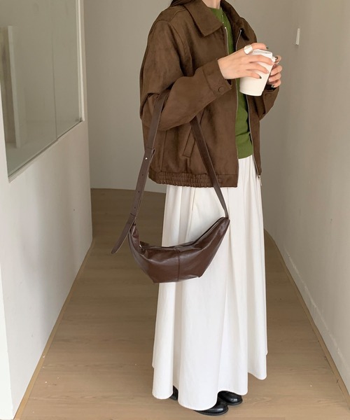 NuNuNa(ヌヌナ)の「【NuNuNa】合成皮革バナナショルダーバッグ(ショルダーバッグ・レディース・ブラック/アイボリー/ダークブラウン/ブラウン・FREE)」の4枚目の写真