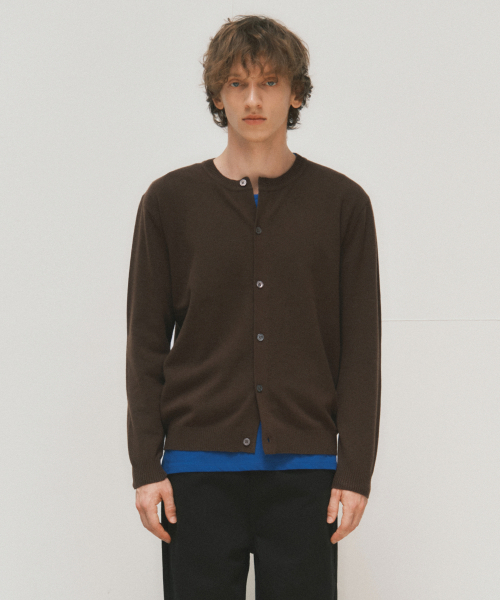 WEDNESDAY OASIS（ウェンズデーオアシス）の「クロップクルーネックニットカーディガン_BROWN(WC25-KN63)（カーディガン/ボレロ・メンズ・ブラウン・MEDIUM/LARGE）」の3枚目の写真