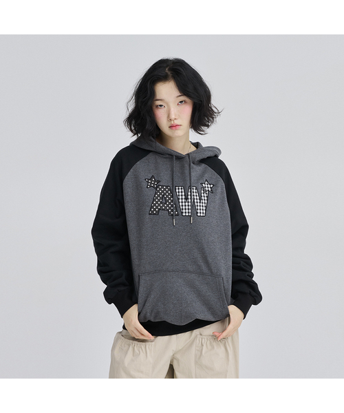 AWESOME STUDIO(オーサムスタジオ)の「AW ウーブンパッチ刺繍ラグランフードチャコール(パーカー・レディース・チャコール・FREE)」の1枚目の写真