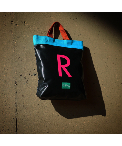 RNMS(アールエヌエムエス)の「R TOTEBAG ブロック4(トートバッグ・メンズ・ブラック/パープル/グレー/レッド/イエロー/オレンジ/ブルー/マジェンタ/サファリグリーン/その他・FREE)」の10枚目の写真