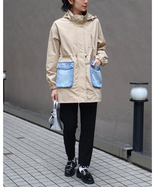 Doumoi(ドゥモエ)の「デニムポケット デザインジップアップジャケット(マウンテンパーカー・レディース・ベージュ/ブラック・FREE)」の19枚目の写真