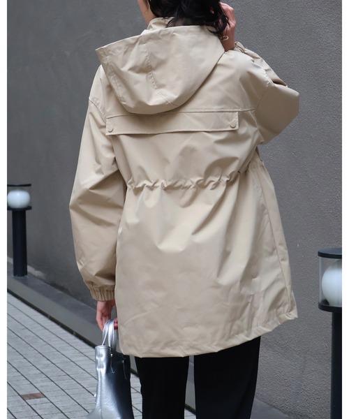 Doumoi(ドゥモエ)の「デニムポケット デザインジップアップジャケット(マウンテンパーカー・レディース・ベージュ/ブラック・FREE)」の10枚目の写真