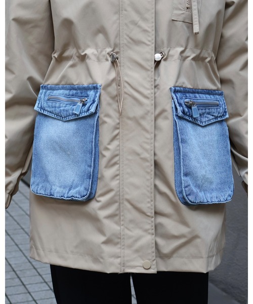 Doumoi(ドゥモエ)の「デニムポケット デザインジップアップジャケット(マウンテンパーカー・レディース・ベージュ/ブラック・FREE)」の4枚目の写真